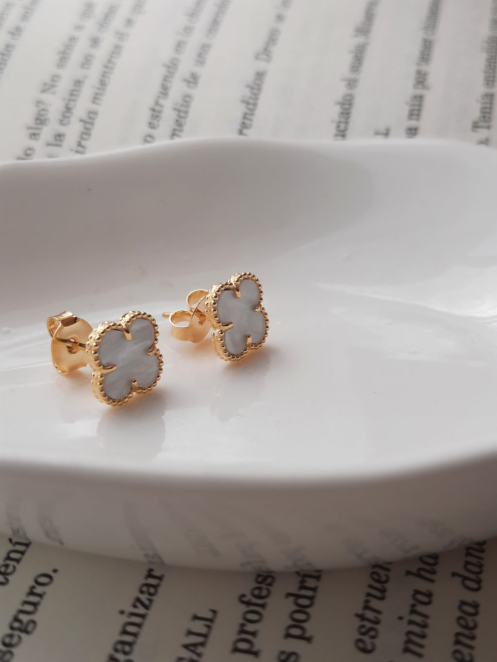 Aros Trébol Chapados en Oro 18K con Nácar Blanco