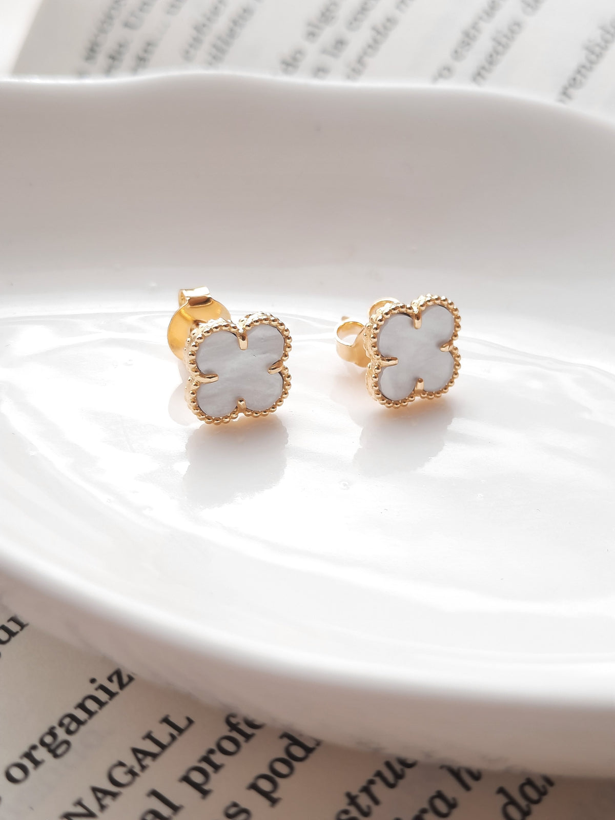 Aros Trébol Chapados en Oro 18K con Nácar Blanco